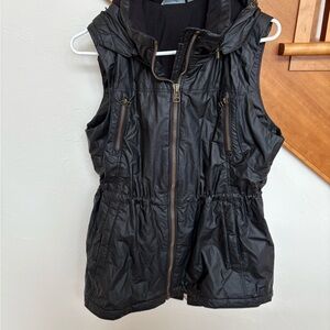 SUPER CUTE LIKE NEW Athleta Black Hooded Vest jacket removable hood flattering